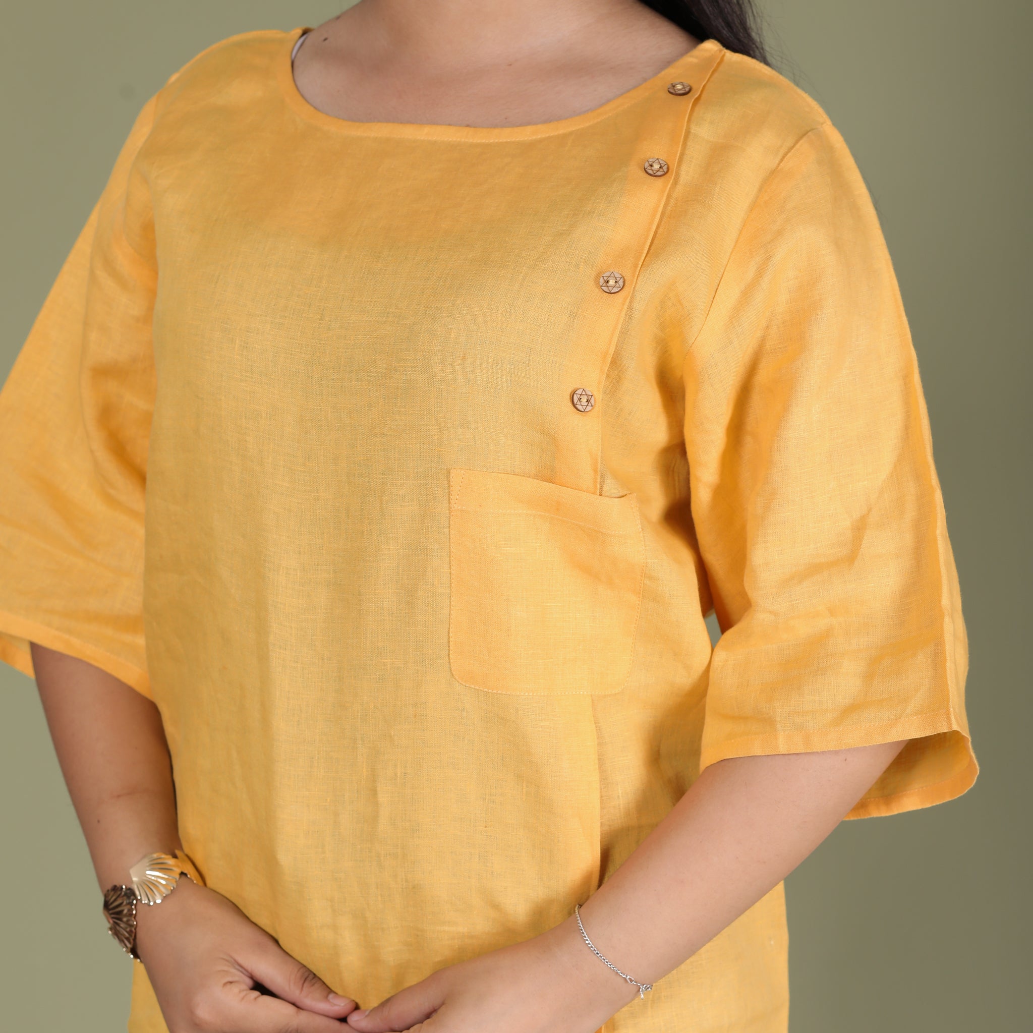 BUTTON-DETAIL TOP