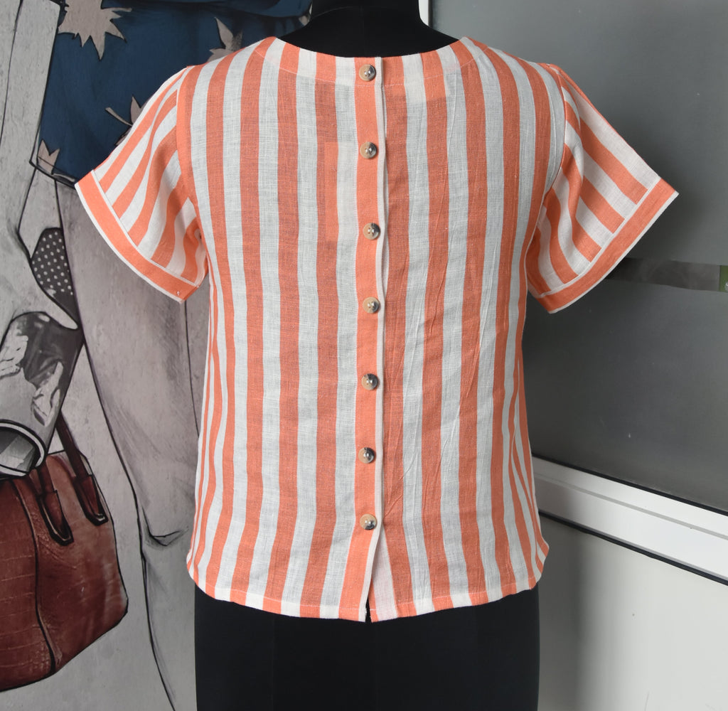 BACK BUTTONED TOP