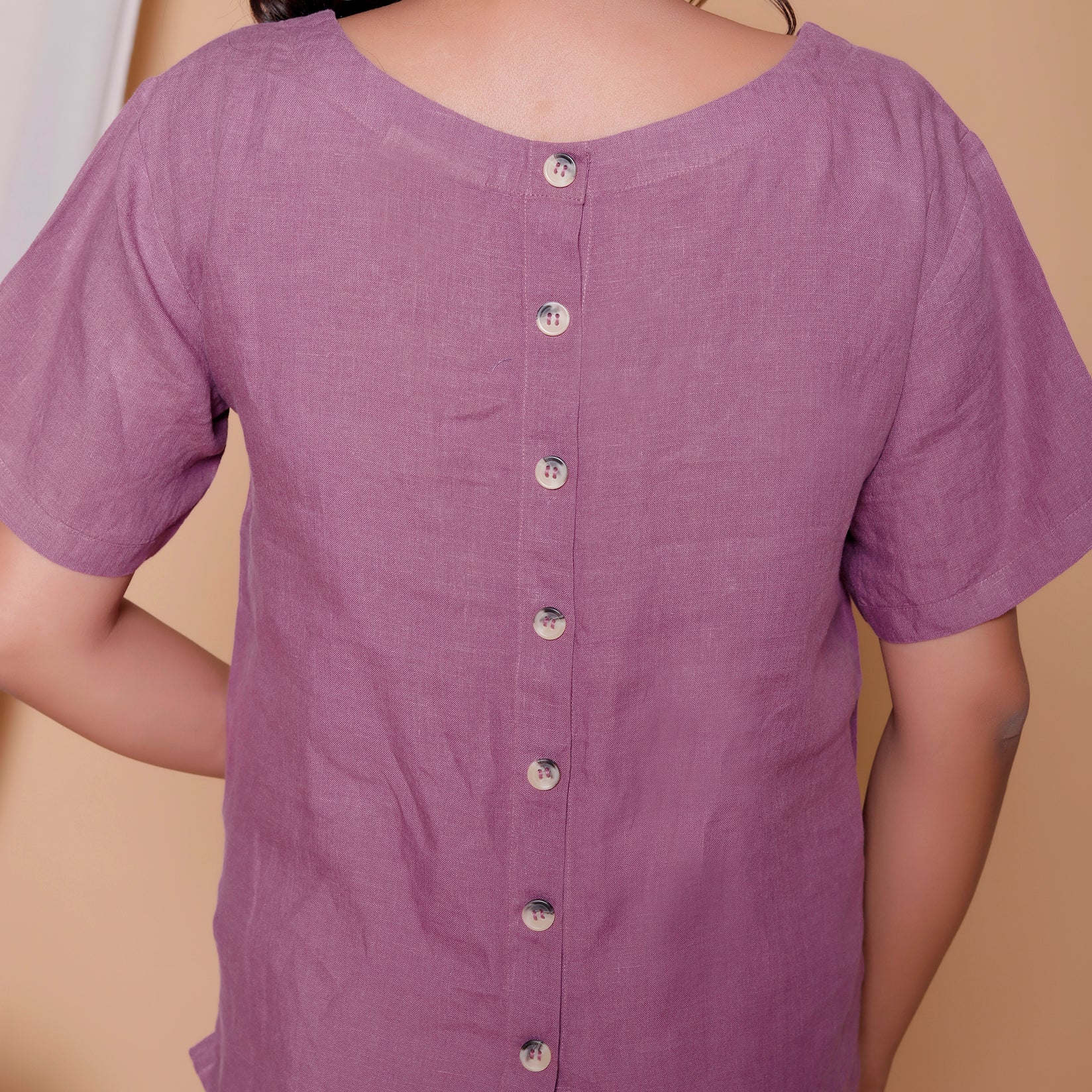 BACK BUTTONED TOP