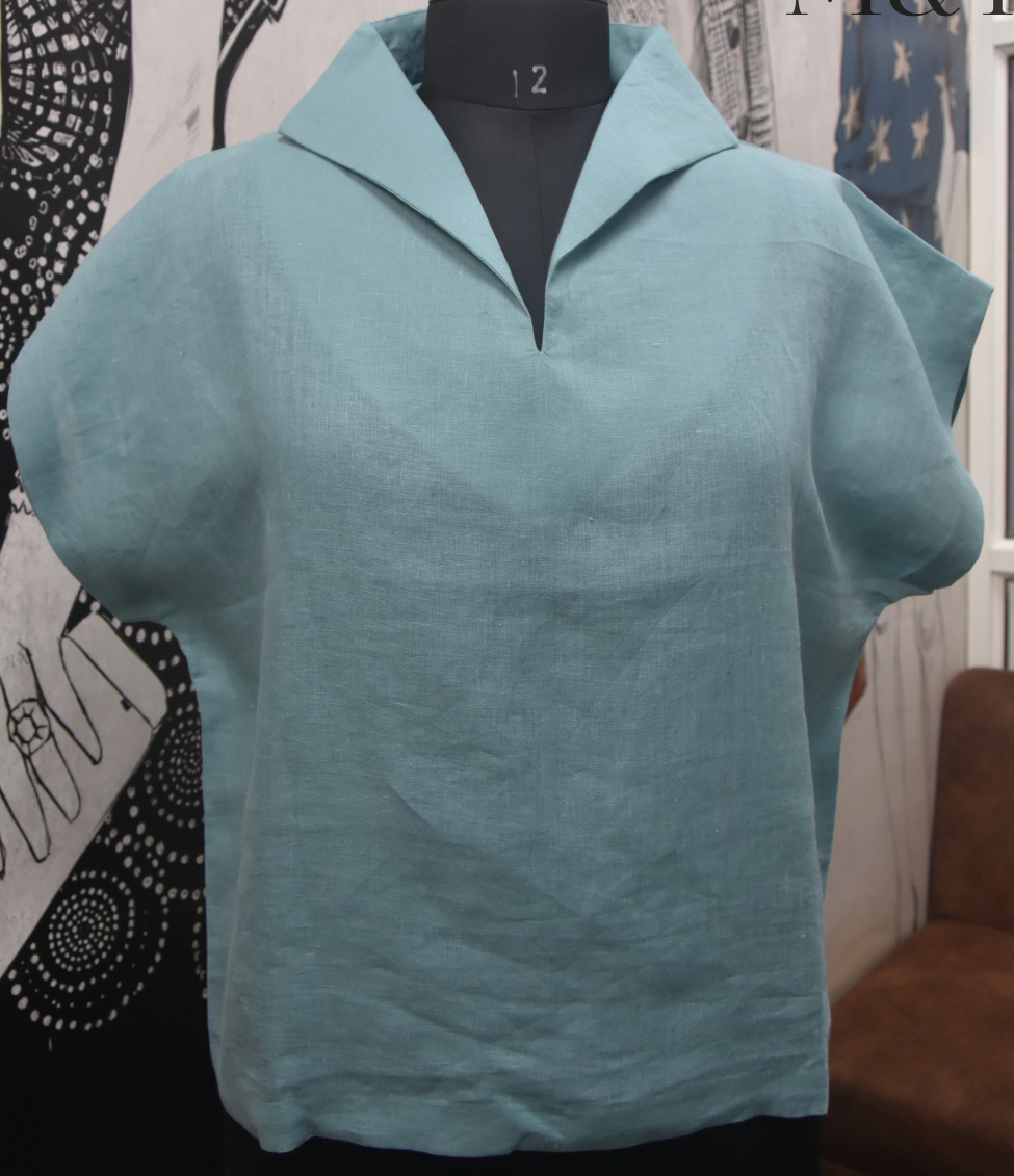 V-COLLAR TOP